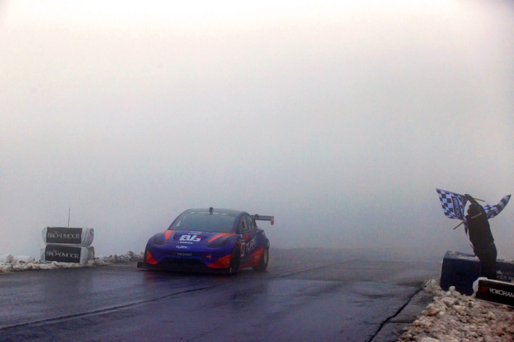 Tesla_Model_3_PikesPeak_Turn14_Eneos_Dai_Yoshihara_KW_Blog_009.jpg