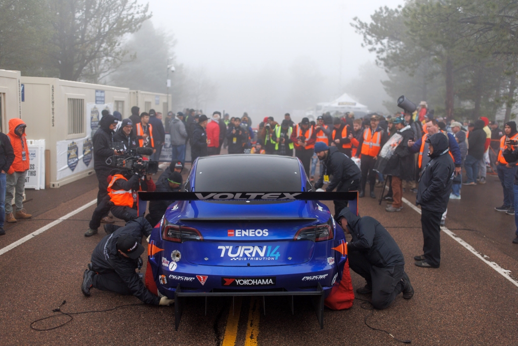 Tesla_Model_3_PikesPeak_Turn14_Eneos_Dai_Yoshihara_KW_Blog_004.jpg